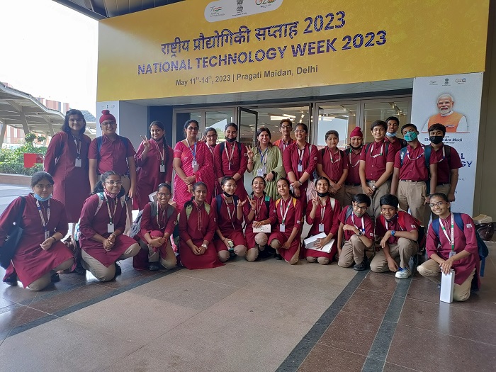 Class 9 students visit Innovation exhibition 'School to Start Up' held by GOI