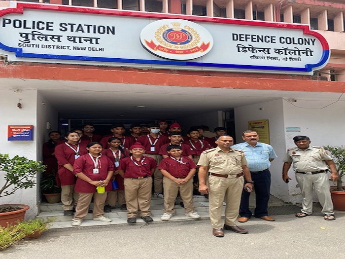 Visit to the local police station by class 9